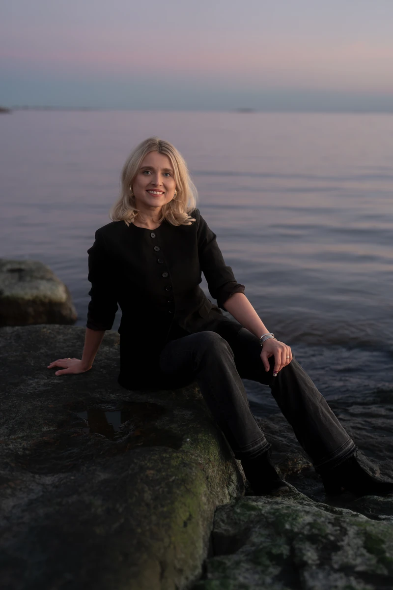 Joanna Numminen, ACCA-qualified founder of Numminen Advisory, by the sea at dusk in Helsinki