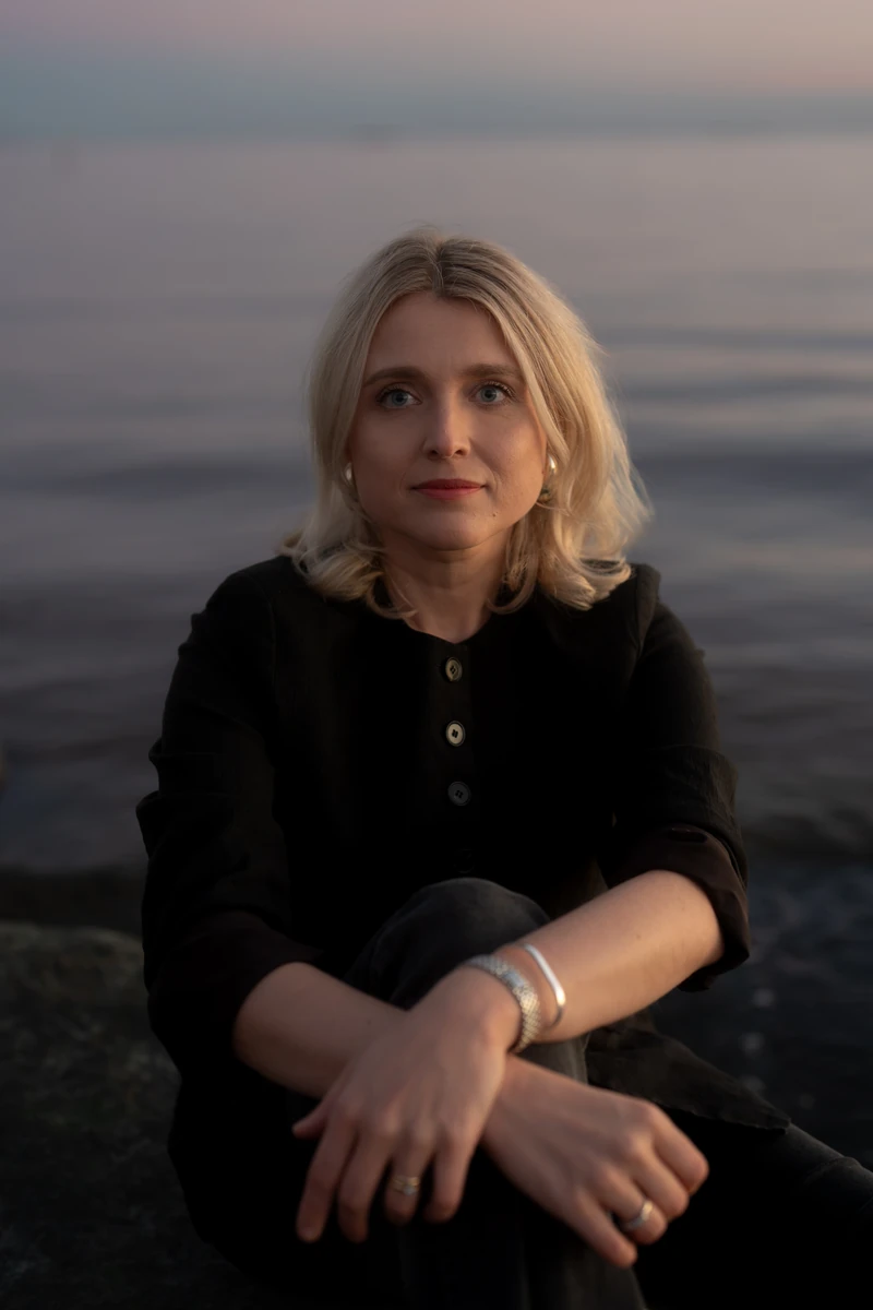 Portrait of Joanna Numminen, founder of Numminen Advisory, by the sea in Helsinki